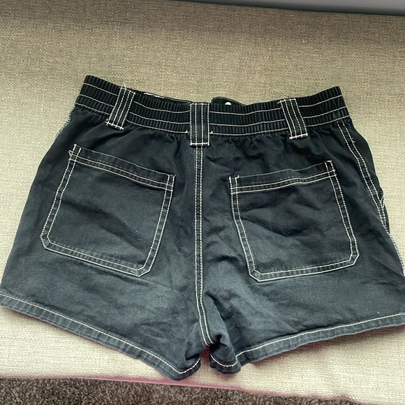 Black shorts with white contrast - Picture 2 of 4